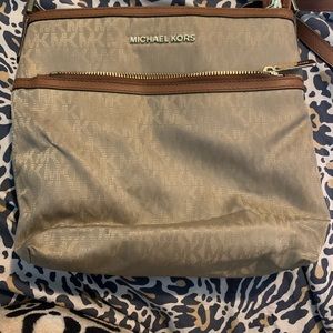 Micheal kors crossbody